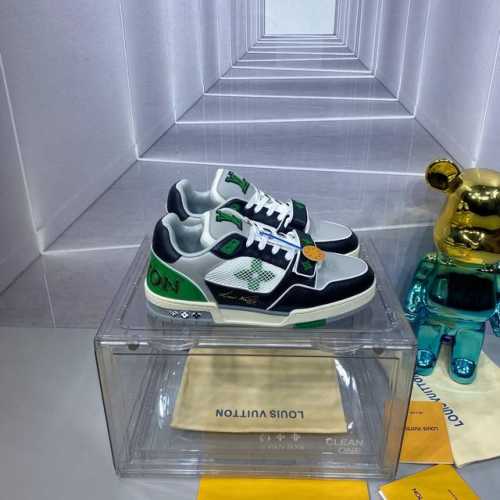 顶级版本 2024 路易威登走秀滑板鞋爆款， Louis Vuitton Trainer无疑是奢侈品牌推出的最成功的sneaker之一，不过探索的脚步并不会停，