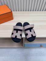 顶级版本 Hermes 爱马仕火到不行的情侣款二舅拖 猪鼻子夹角凉鞋拖鞋,搭配各种彩色袜子，潮爆了！ 鞋面：进口牛皮 羊京皮 布面 掌纹皮 内里：进口牛皮 羊皮