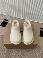 UGG 新品来袭，轮胎底单鞋简直美翻 了，加入本季的潮鞋大流中，塔斯曼轮胎底鞋各种搭配 休闲风 超酷风甜美，混搭风格 厚底元素不变增加超级聚光的轮胎底，亮眼度，