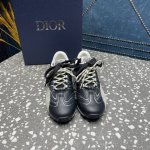 dior 迪奥 走秀款推出 当今流行趋势融入 设计师对于阿甘鞋全新的理解和复古情怀 整体感觉焕然一新！雾面哑光牛皮, 整体很显高级 ①鞋面：金属牛皮 雾面牛皮+