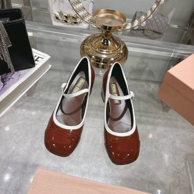 出厂 Miu Miu 缪缪24新款拼色单鞋鞋型圆润秀气 一点也不笨重 上脚超舒服 无论是短裤 短裙 都能搭配出不一样的风格 它的颜色搭配 设计 都非常好看显的鞋