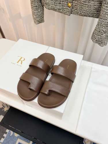 工厂p价 女装女鞋 运动原单 The Row 25Ss 春夏新款简易皱面简易平底 夹脚拖鞋！ Therow一贯的极简风格 干净利落的版面设计 没有任何装饰 仅以