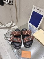 顶级版本 锦纶凉拖鞋系列 本款pool pillow Comfort 平底凉拖取材 Monogram 锦纶，以可调节加衬鞋带焕新回归。皮革内衬提升舒适耐磨质感。