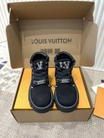 Louis Vuitton Iv马丁靴 原版开发 做货 LV Checker 及踝靴亮相于路易威登 2024 春夏男装秀场，以正绒面牛皮革演绎多元风尚。 好穿踢