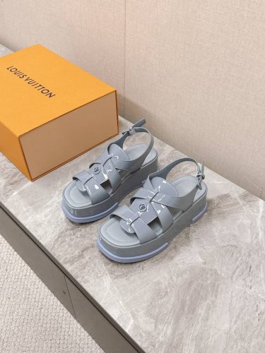 Louis Vuitton 路易威登 Maya Flatform 凉鞋 本款 Maya Flatform 凉鞋选用光滑牛皮革，令宽幅鞋带穿梭于皮革鞋舌之间，再以