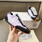 2025罗意威Ballet Runner 2.0爆款休闲鞋来袭，拼色小清新设计，适合更种各类百搭服饰，給人耳目一新的感觉。进口头层牛皮注塑Logo工艺，尼龙防水
