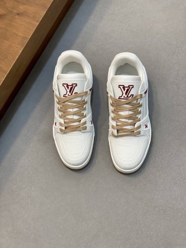 驴家 新配色 男士 Trainer运动鞋 本款 Lv Trainer 运动鞋取材柔软粒面小牛皮 呈现纯净色调 后部#54标识追溯品牌诞生于1854年 设计师手写