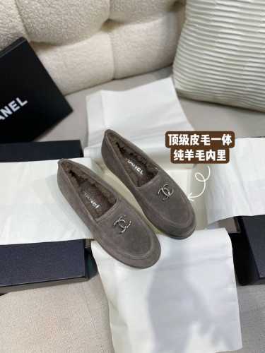 上新Chane* Coco小香双C泰迪羊羔毛保暖乐福鞋单鞋 原单品质高版本 这款鞋采用圆头设计，简约而不失优雅。鞋面选用头层牛反绒材质触感柔软细腻，展现非凡质感