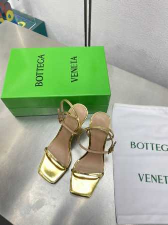 结绳跟 条带凉鞋 Bv Knot系列金属跟 金色 这款方头拖鞋简直Bv最新天花板啦 5彩色百搭 金属麻花跟 为了稳固耐穿特意采用特殊工艺 消除心理阴影 耐穿舒适 - 点击图像关闭