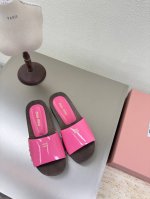 miu'miu 木屐鞋 实木高端对版 小牛漆皮 跟镶嵌 金色 Logo 对版 玫红粉 小牛漆皮 中跟设计 金属 铆钉嵌入固定鞋面 手工制作 系列 Miu'miu