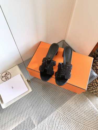 出厂 、 Hermes Oran 经典钻面拖鞋，追求珐琅 百分百纯手工 莱茵石钻面拖鞋，经典“H”鞋面。此鞋款是您衣橱中的点睛单品，充分展现爱马仕经典风格独有的