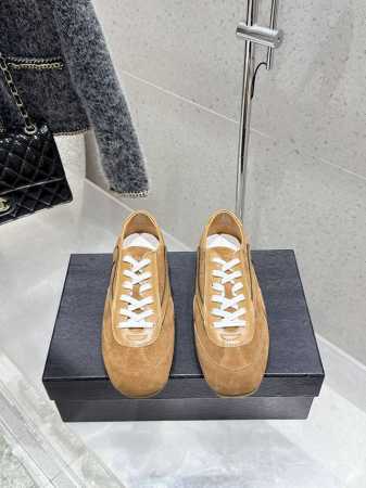 情侣款出厂 Dries Van Noten Dvn 复古德训鞋 Dries Van Noten 春夏系列 设计师通过改造、扭曲和颠覆经典元素，打造出实用而富有设 - 点击图像关闭