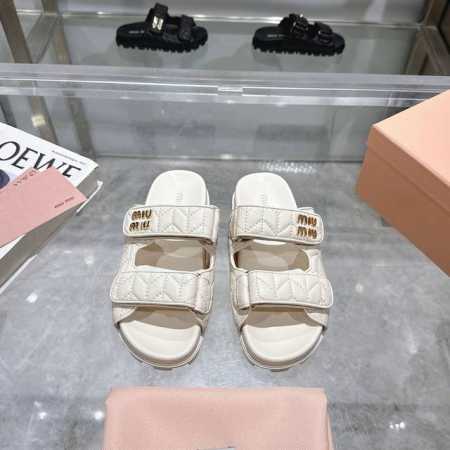 miumiu*缪缪 25夏季新品 全球最火凉鞋 出现在各大时装杂志封面 各路明星 小红书博主着用 搭配长裙 鞋面 混种羊皮电绣 内里 羊皮内里 码数 35-41 - 点击图像关闭
