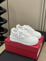 情侣款Valentin O 24秋冬经典厚底 新版面 Fw-鞋面特殊皮革雕刻设计 突显高定工艺 更加轻便透气 - 5Cm厚底鞋 增高效果明显 - 放大版铆钉 突