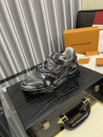 出厂价Pp： 5 官方同步新颜色 路易威登走秀滑板鞋爆款， Louis Vuitton Trainer无疑是奢侈品牌推出的最成功的Sneaker之一，不过探索的