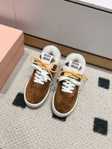 缪缪miumiu2024ss新款火爆款脏脏鞋系带做旧小白鞋 今年主推款 复古做旧时尚 简约高级 随意搭配 上脚非常舒适，年度必入款！鞋面原版牛皮，羊京，内里羊毛