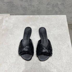 bottega Venet* 最新最经典猫跟凉鞋！扭结编织饰带 Ins&小红书巨多网红明星上身！上脚超性感！真的太美了！这款编织的鞋面超有高级感！高级穿着又仙女