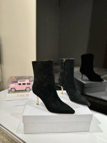 工厂直批： D*奥Christian Dior 新品中古高跟鞋 延续D家永恒经典！这款鞋低调不失华丽 性感又不显张扬 鞋型是大家都爱的秀气款 非常非常显瘦 侧面