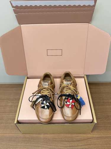 顶级版本 miumiu 缪缪25S新品情侣款撞色网布休闲德训鞋 miu Miu 缪缪大秀上爆出的这双球鞋 后全球各大代购官网火爆上市. 简单很随意不羁又能体现单