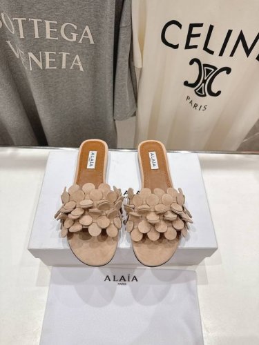高版本出厂 独家新品 Alaia 阿莱亚25Ss 走秀款手工穿花平底拖鞋 最近超火的一款平底拖鞋 章小蕙同款 甜酷芭蕾风 人气超高的一款平底拖鞋，浪漫又迷人 舒