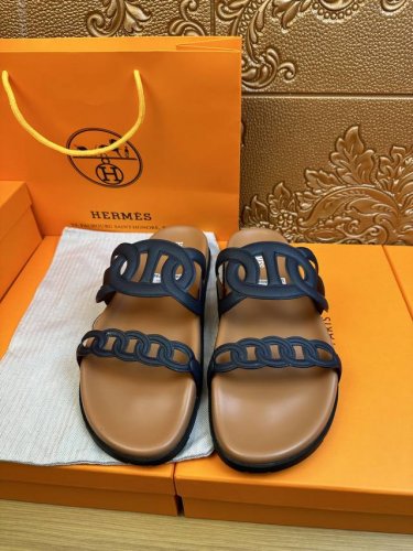 Hermes爱马仕 官网最新专柜同步新款oran牛皮面h拖鞋 巴黎原版飞回正品开模完美打造最高品质 诚意巨献，可随意进出专柜鞋面采用原版定制牛皮。彩色手掌纹。彩