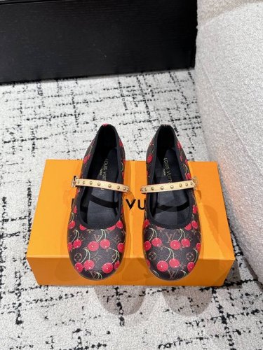 louisvuitton 25 夏季限定 樱桃风 玛丽珍 单鞋 最新夏季限定 樱桃风系列 采用彩色以及鞋面的大面积底色作为对比 创造出樱桃彩色元素风格 成就了又