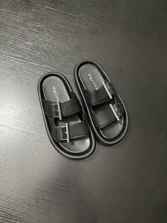 被问麻了的凉拖！MQUEEN这双棕色凉拖，双扣设计超酷，一脚蹬又方便。极简又时髦，随便搭都出彩，出街必备鞋面牛皮.麂皮 内里羊皮 复刻大底 35-39 40定做 - 点击图像关闭