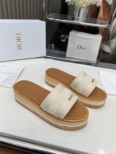 橙子出厂价p dior 迪奥新款 字母刺绣厚底拖鞋 休闲凉拖 一字拖 圆头增高木底一字凉拖刺绣字母Logo厚底拖鞋 高度适中超美 上脚不仅舒适还很惊艳 码数 3