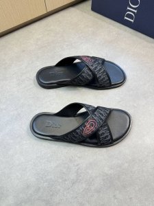 Dior 迪奥 -高端品质 原单休闲凉拖鞋 -鞋面：品牌图腾帆布包皮边、彩印品牌图腾 -内里：环保皮 -大底：超轻Tpu包水台 橡胶；组合成型大底 -超高品控