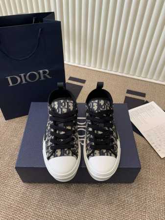 Dior 迪奥B23经典系列情侣款 板鞋 市场顶级版本版本已调试到极致这款 B23 高帮运动鞋饰以米色和黑色 Oblique 印花。孔眼与正面鞋带、饰以对比效果 - 点击图像关闭