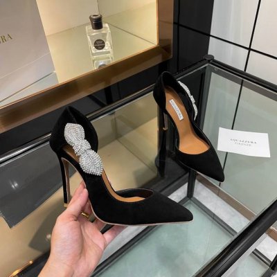 Aquazzura 2024新款单鞋顶级版本，代购品质。原版定制水钻高跟尖头单鞋，水钻闪耀如星辰，璀璨夺目。高跟尖头的设计，将优雅与性感完美融合。定制的独特魅力
