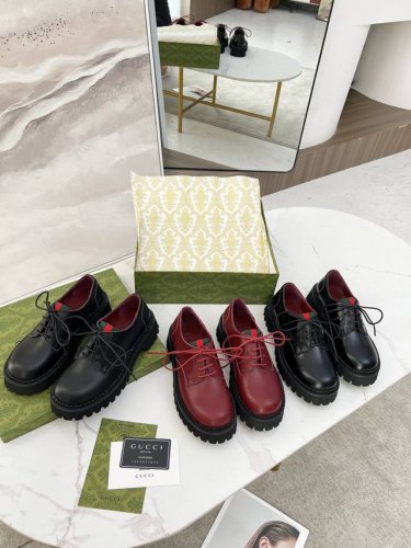 上新啦 最新版古驰Gucci百搭绑带乐福鞋 跟高 5Cm 面料 头层牛皮 开边珠 内里 垫脚 羊皮里 大底是发泡大底材质 颜色 黑色 安可拉红 码数 35-41