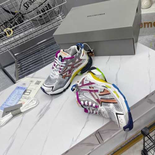 出厂590 Ok扫描版本 纯原版本 涂鸦绘画 资讯：新款Balenciaga 巴黎世家-Runner、是通过溢胶、做旧、缝线等细节，展示了设计师 Demna 的