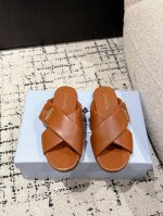 prada 普拉达 25 最新 交叉发货 平底 拖鞋 25春夏新款拖鞋魔术贴三角扣面包包头半拖鞋 最新走秀系列 经典升级 舒适度与时髦度并存 每个颜色搭配都好看