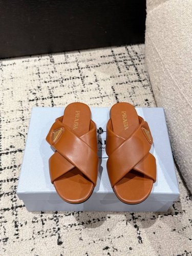 prada 普拉达 25 最新 交叉发货 平底 拖鞋 25春夏新款拖鞋魔术贴三角扣面包包头半拖鞋 最新走秀系列 经典升级 舒适度与时髦度并存 每个颜色搭配都好看