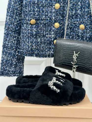 厂价 Miumiu经典秋冬厚底水钻毛毛拖鞋 这季节美鞋太多这款毛拖 真的是让我无法自拔真太可爱了～ 毛茸茸的羊毛是选用欧洲进口a级羊毛 我们做到与原版一致满鞋