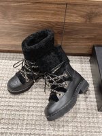 香奈儿秋冬羊毛短靴新品 皮毛一体材质和小牛皮搭配，高级感拉满经典皮跳穿链条装饰，搭配金色圆扣眼，搭配一圈金色小铆钉，细节可谓诚意满满！ 鞋底高密度发泡组合鞋底，