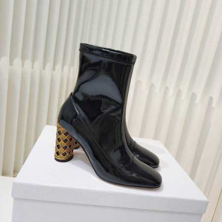 Dior冬季新款 高跟及踝弹力短靴 这款 Dior Icon 带跟及踝弹性靴是二零二四冬季成衣系列新品，彰显 Dior 的经典标识和高订精神。真皮鞋面+弹性靴筒 - 点击图像关闭