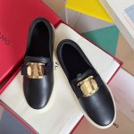 顶级版本：女款 Ferragamo菲拉格慕 最新Vara系列 厚底 铭牌 蝴蝶结 乐福鞋 原版购入开发 做货 这款休闲便鞋灵活百搭，适合各种休闲场合。鞋面选用柔