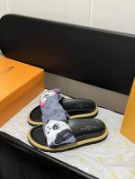 出厂 Lv拖鞋情侣款 Pool Pillow Comfort 必入系列！魔术贴高级慵懒风 百看不厌款 时尚度拉满 细节用心感受 反复调试配色 性感白 炫酷黑 惊