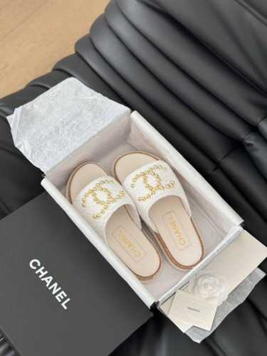 布 Chanel 25C春夏新品双C拖鞋 拖鞋的狂热爱好者又来了 可以承包你一整个夏天的时髦 经典菱格双C元素设计 浓浓的中古典雅气息 搭配任何风格都很赞 增添