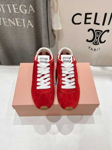 顶级出厂 MiuMiu 缪缪2025ss早春新品轻便球鞋德训鞋休闲鞋，缪缪大秀上爆出的这双球鞋 后全球各大代购官网火爆上市. 简单很随意不羁又能体现单宁美感，整