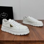 prada 普拉达 Prada新款板鞋来袭！两面开边珠拼接小牛皮鞋面 ，经典金色三角标点缀鞋面，皮料质感满满，彰显独特品味。鞋面材质挺括，光泽度绝佳，无论是沉稳