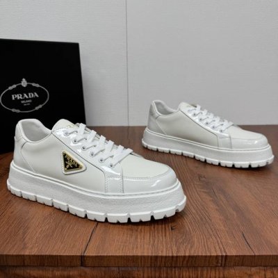 prada 普拉达 Prada新款板鞋来袭！两面开边珠拼接小牛皮鞋面 ，经典金色三角标点缀鞋面，皮料质感满满，彰显独特品味。鞋面材质挺括，光泽度绝佳，无论是沉稳