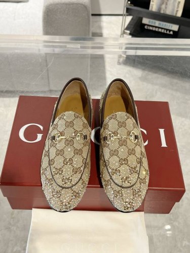 Gucci Jordaan系列女士乐福鞋作为Gucci设计传承的杰出代表 Jordaan系列饰马衔扣乐福鞋生动彰显经典优雅格调 这款鞋履采用品牌标志性字母图案帆