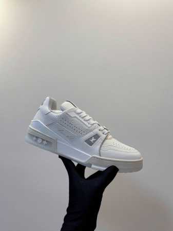 LV Trainer Sneaker 一如继往的给足安全感，实物比图片更好看更精致！梦中情鞋击败～99% 多巴胺百搭，糖果色系真的好甜 元气度满满的 奢华品质， - 点击图像关闭