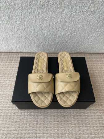 Chanel 小香 25Ss 春夏新品度假 羊皮 懒人拖 小香的一款全新设计 鞋面搭配双C五金装饰 简约百搭上脚超级美的 怎么看都超美 鞋面 采用进口羊皮 内里 - 点击图像关闭