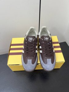 Adidas｜Gucci三叶草Logo与标志性三条杆为设计元素将其与独属于的Gucci 双方选择Adidas Originals经典鞋型 Gazalle为蓝本，