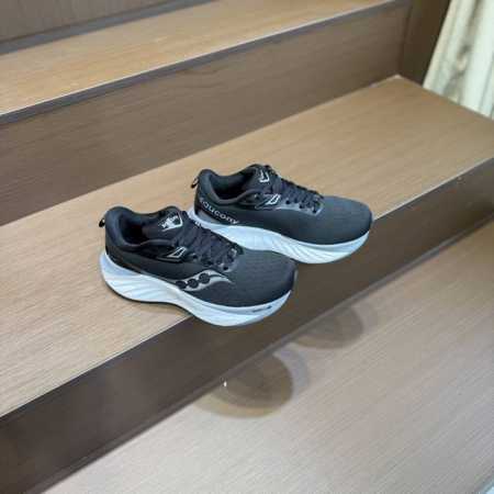 纯原 Saucony Triumph 22索康尼胜利22代旗舰级缓震型跑鞋 性能相比前几代再升级：鞋面采用全新升级的工学网设计 贴合脚部更透气 中底部分使用最新 - 点击图像关闭