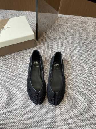 Cl X Maison Margiela 25Ss分趾平底单鞋 Maison Margiela 与 Christian Louboutin 推出首个联名鞋履系列 - 点击图像关闭